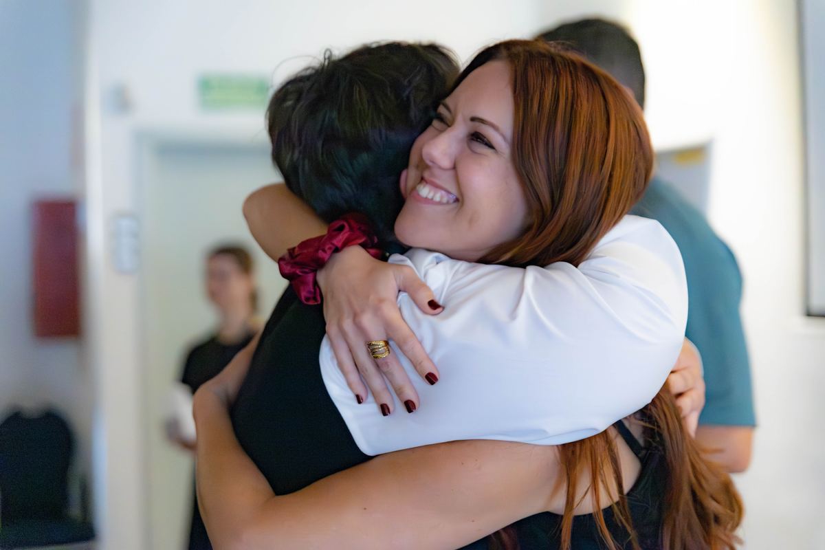 Abrazo entre asistentes al cierre del día