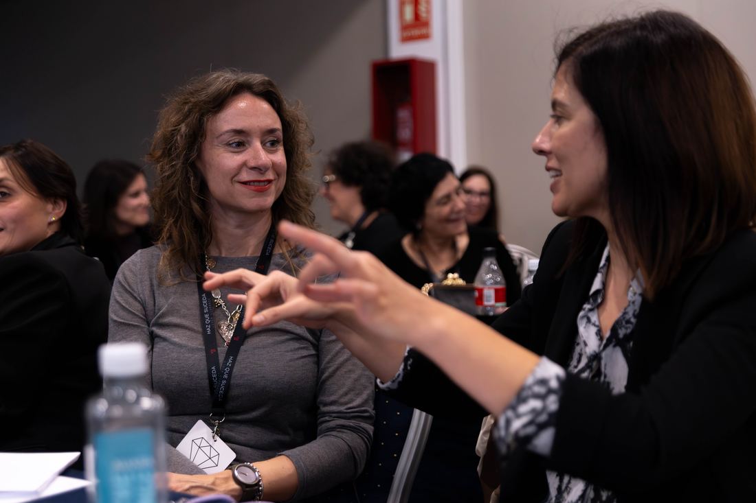Dos propietarias conversando durante el evento