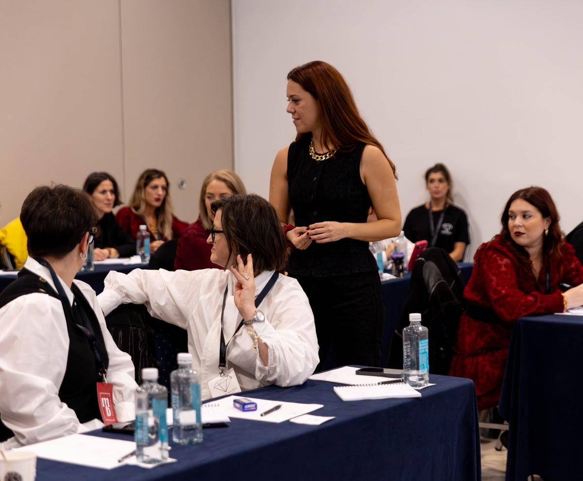 María Bertuchi trabajando entre las mesas